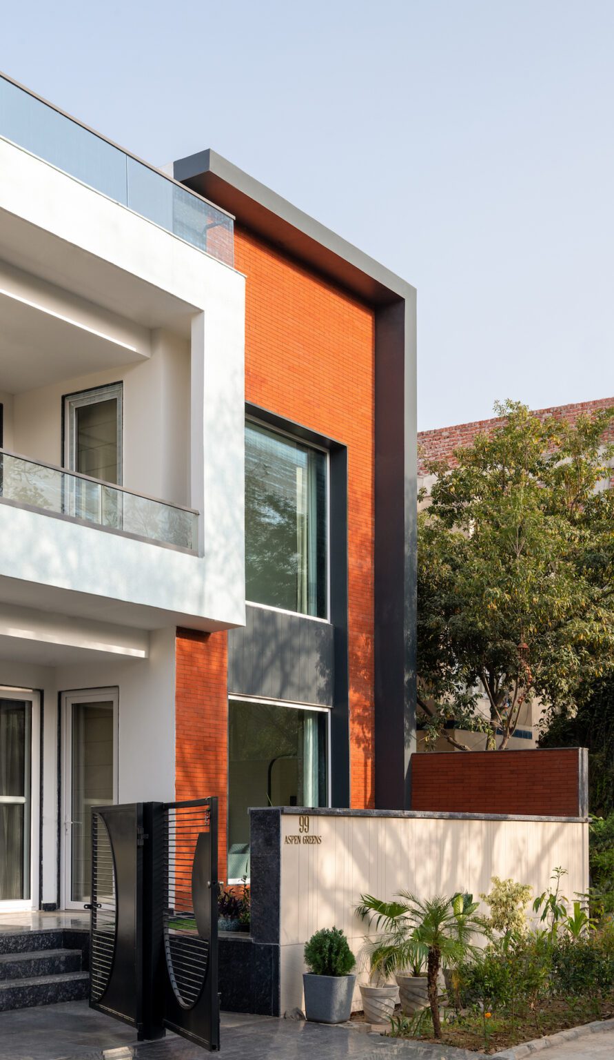 Aangan – This 5,000 square feet Gurugram home, designed by Studio Dot is centered amidst the great lushness of its context, embracing sunlight, and the dancing shadows of its natural surroundings — interior design by Studio Dot in Nirvana Country, Gurugram