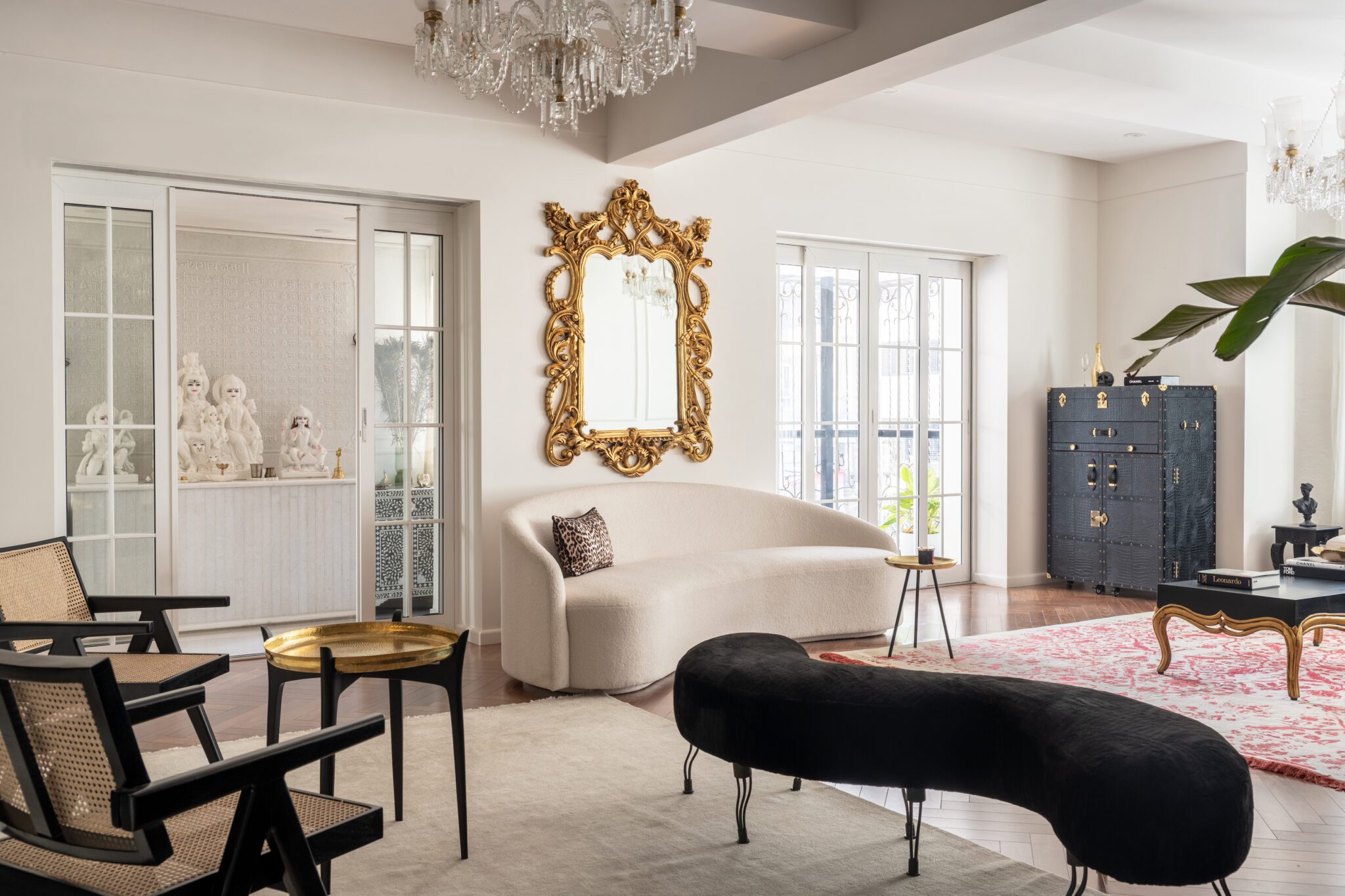 A Tale of Two Eras : In ‘Seaside Rhapsody,’ Hipcouch orchestrates a refined blend of old-world grandeur and modern-day elegance in a heritage Mumbai apartment — Hipcouch, Marine Lines, Mumbai